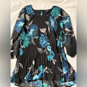 Rod & Ali floral top- dressy- black under lining- size Large